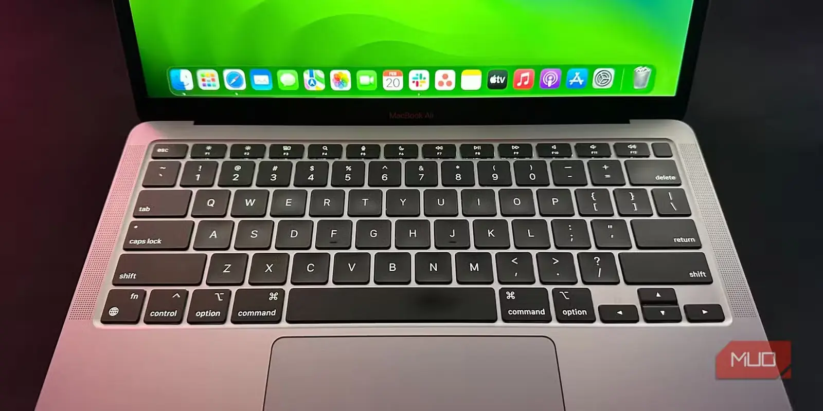 لپتاپ 13 اینچی M1 MacBook Air روی میز