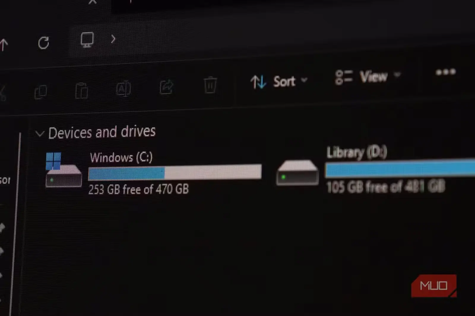 نمایش ظرفیت فضای ذخیرهسازی در File Explorer ویندوز برای درایو Windows (C) و درایو Library (D)