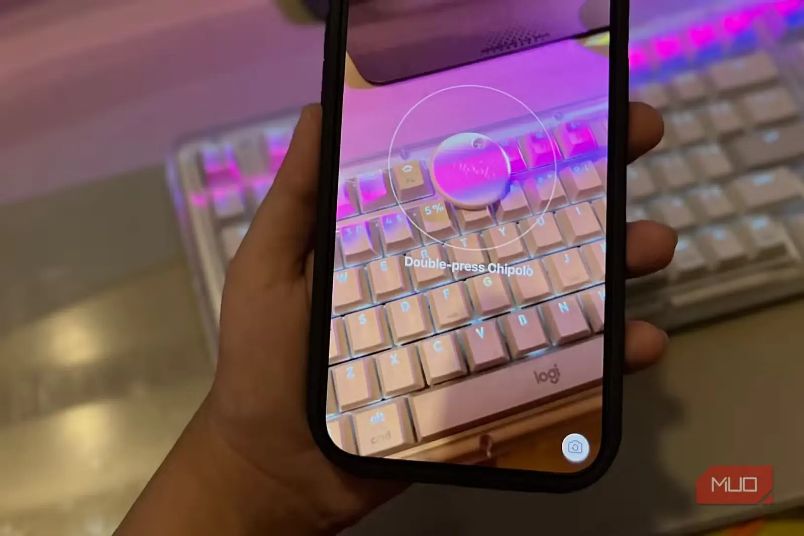 پیام واقعیت افزودهٔ دوربین iPhone برای دو بار فشردن ردیاب Chipolo روی صفحهکلید