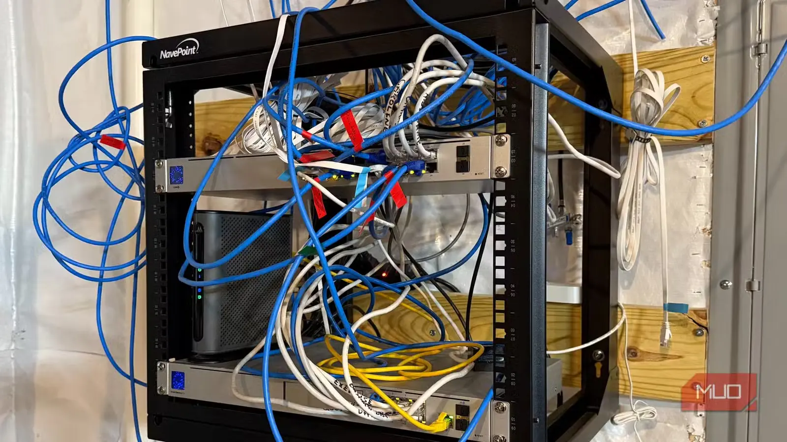 روتر Ubiquiti در زیرزمین خانه