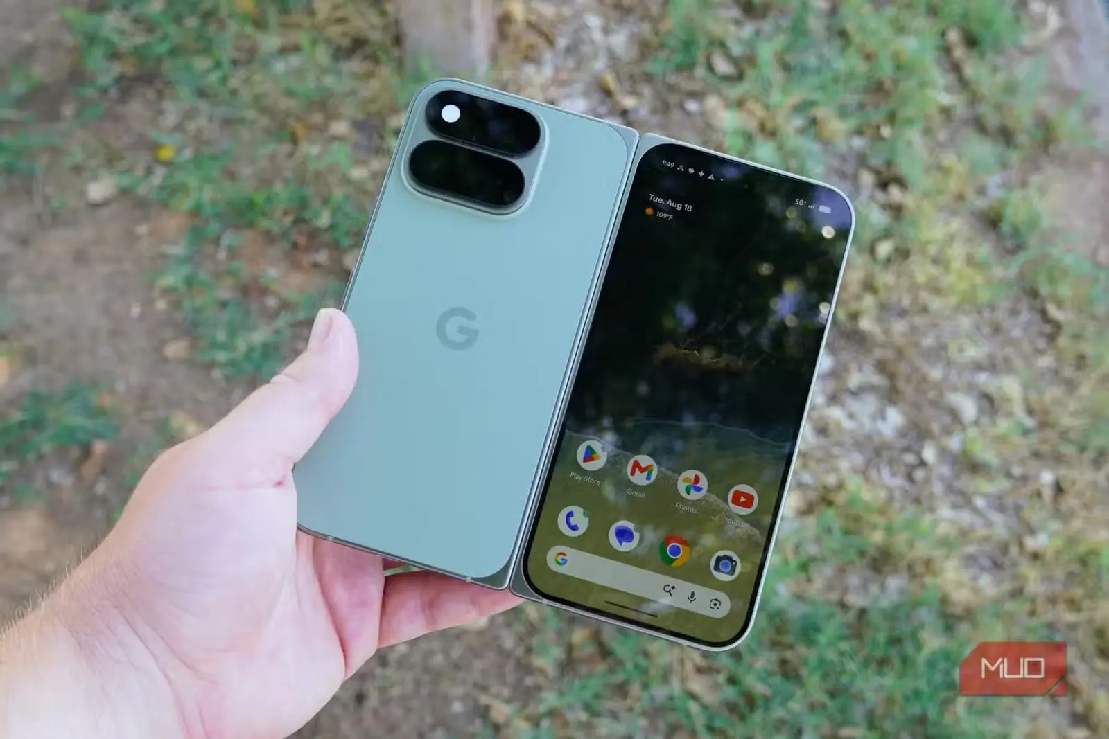 نمای باز Pixel 11 Pro Fold در دست با نمایشگر بیرونی روشن