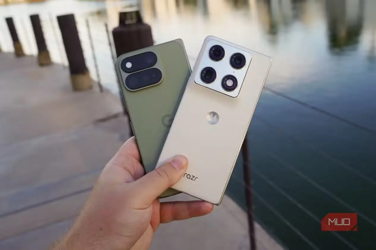 Pixel 11 Pro Fold و Razr Fold در دست کاربر