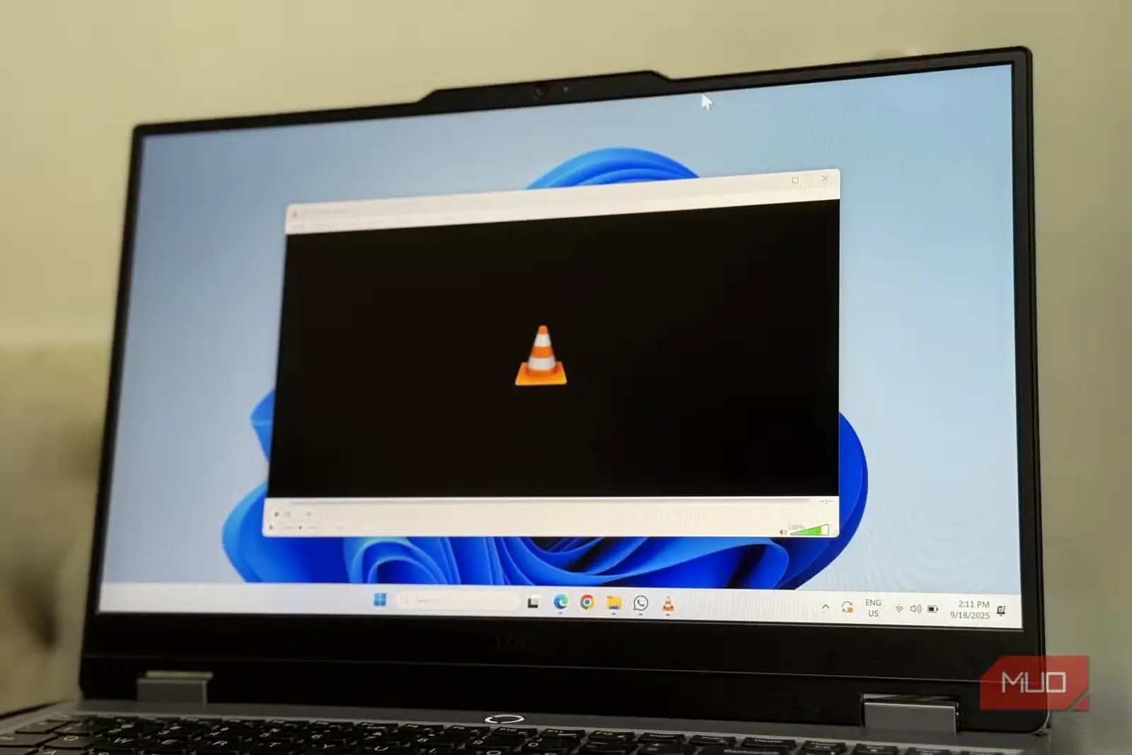 لپتاپ ویندوزی با پخشکننده VLC باز روی صفحه