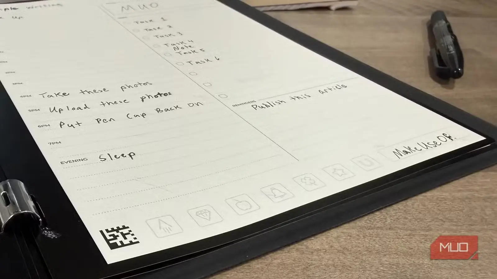 دفتر باز Rocketbook Pro روی میز، همراه با خودکار پاکشونده