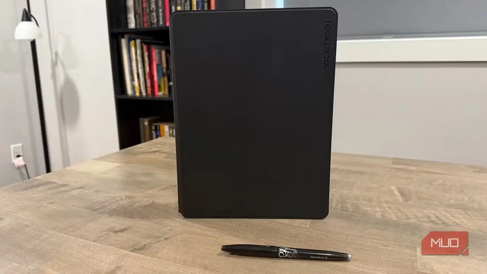 Rocketbook Pro ایستاده روی میز، با خودکاری در جلوی آن