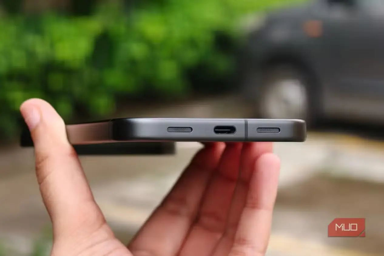 نمای نزدیک درگاه USB-C گوشی Google Pixel 11 Pro XL