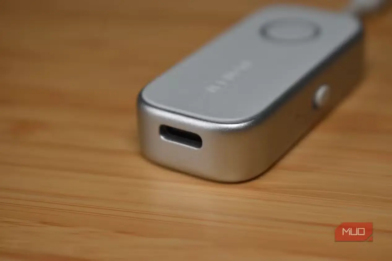 درگاه شارژ USB-C روی مبدل UGREEN Bluetooth 6 به 3.5mm