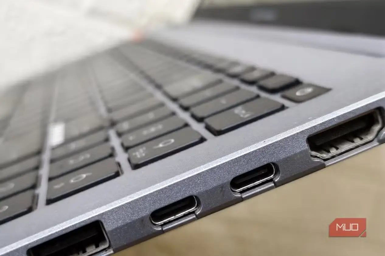 نمای کناری دو درگاه USB-C و یک درگاه USB-A