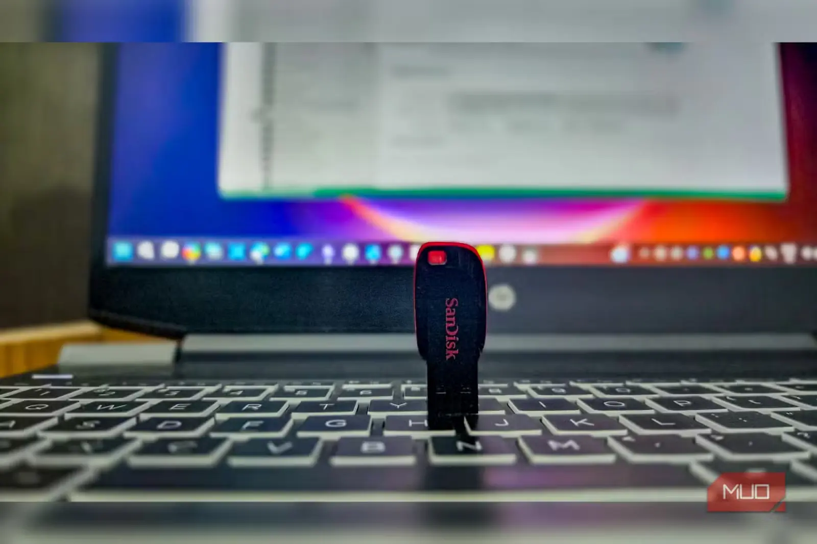 حافظهٔ USB شرکت SanDisk روی صفحهکلید لپتاپ گیمینگ HP Pavilion