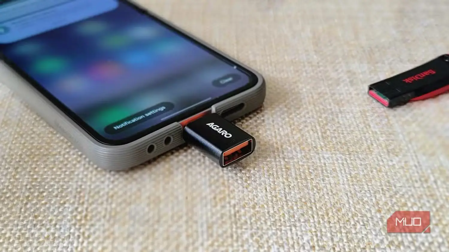 گوشی Samsung Galaxy Z Flip 6 با مبدل USB-C روی سطح پارچهای