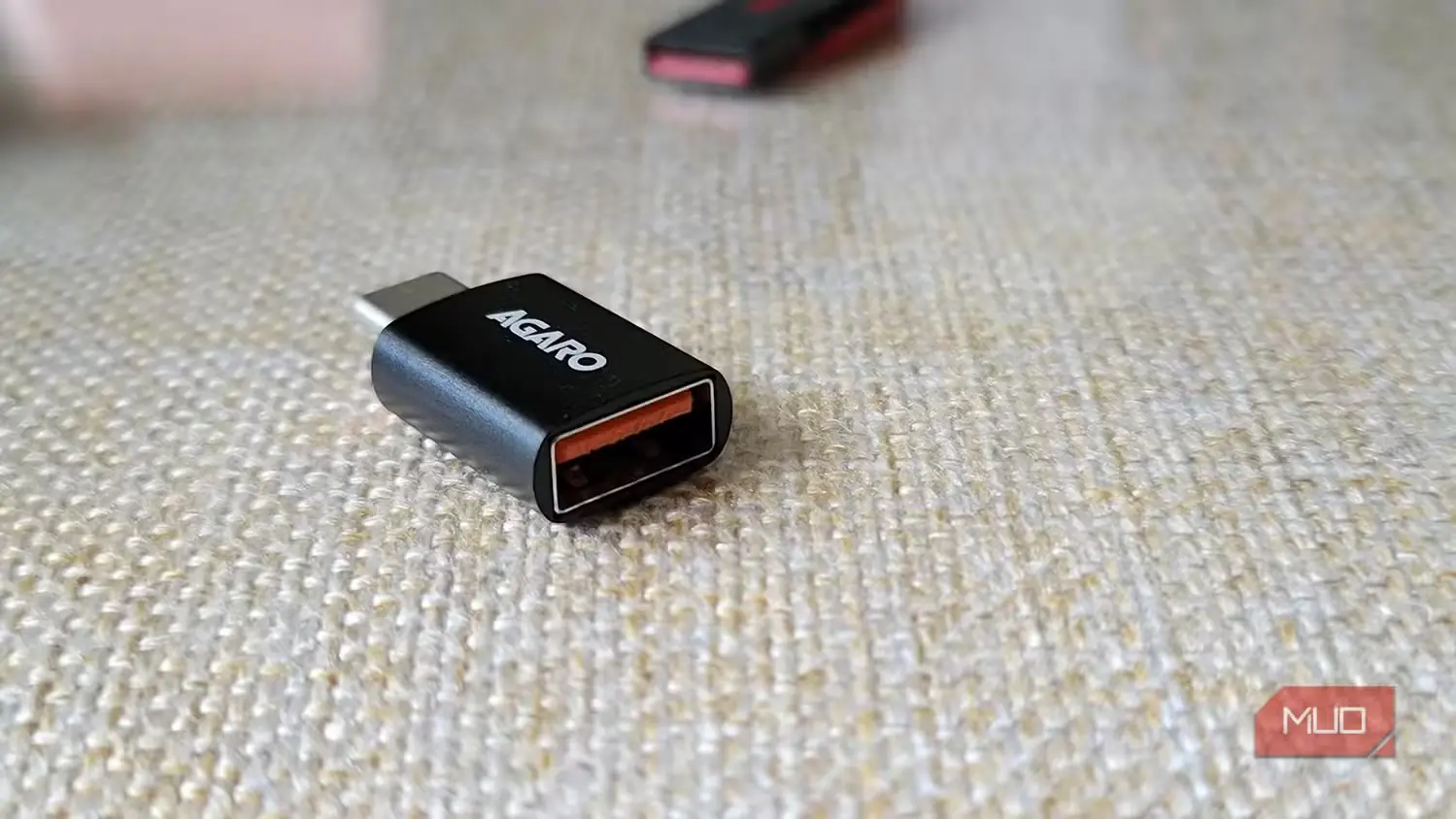 مبدل AGOREO از USB-C به USB-A روی سطح پارچهای