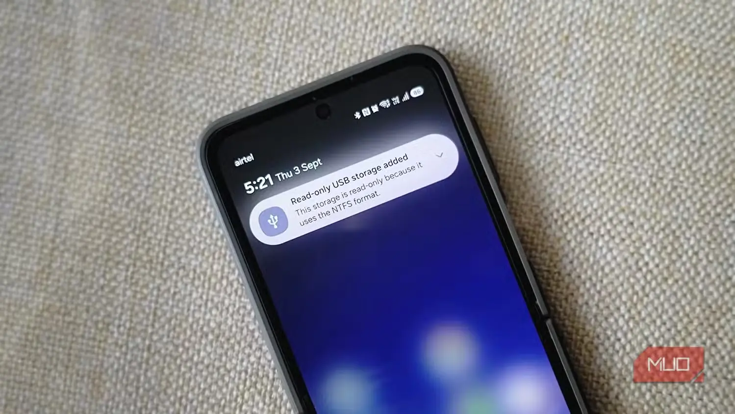پنجره اتصال اشکالزدایی USB در گوشی Samsung Galaxy Z Flip 6 روی سطح پارچهای