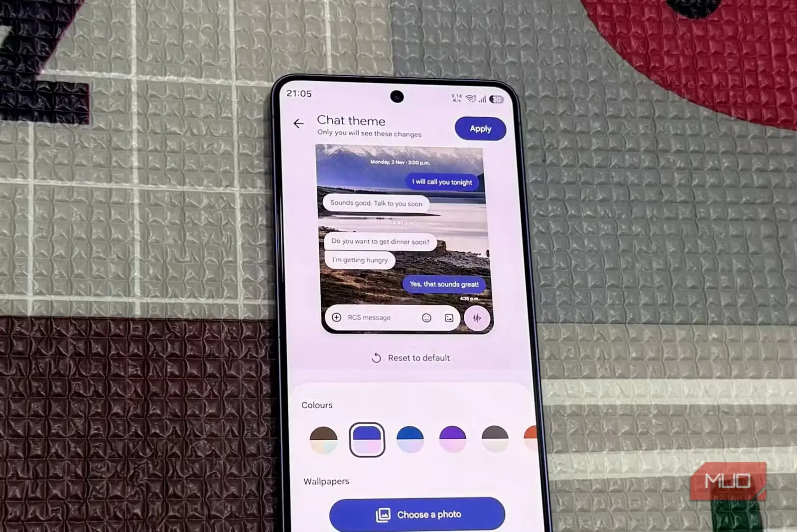 گوشی Android در حال نمایش تمهای گفتوگوی Messages