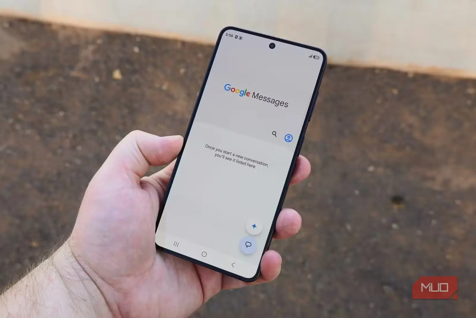 برنامهٔ Google Messages بازشده روی گوشی Galaxy S26