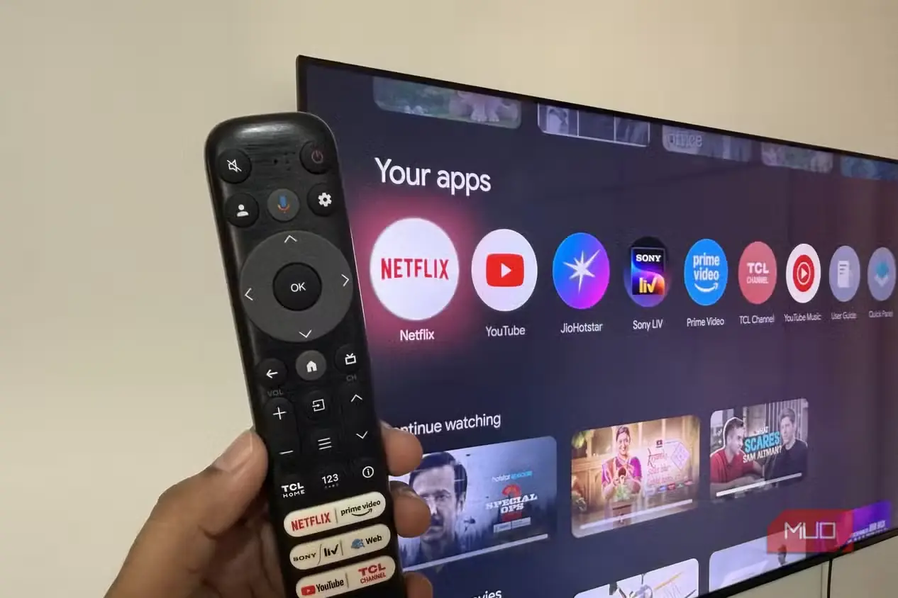 دستی در حال نگهداشتن کنترل، با صفحه Google TV در پسزمینه