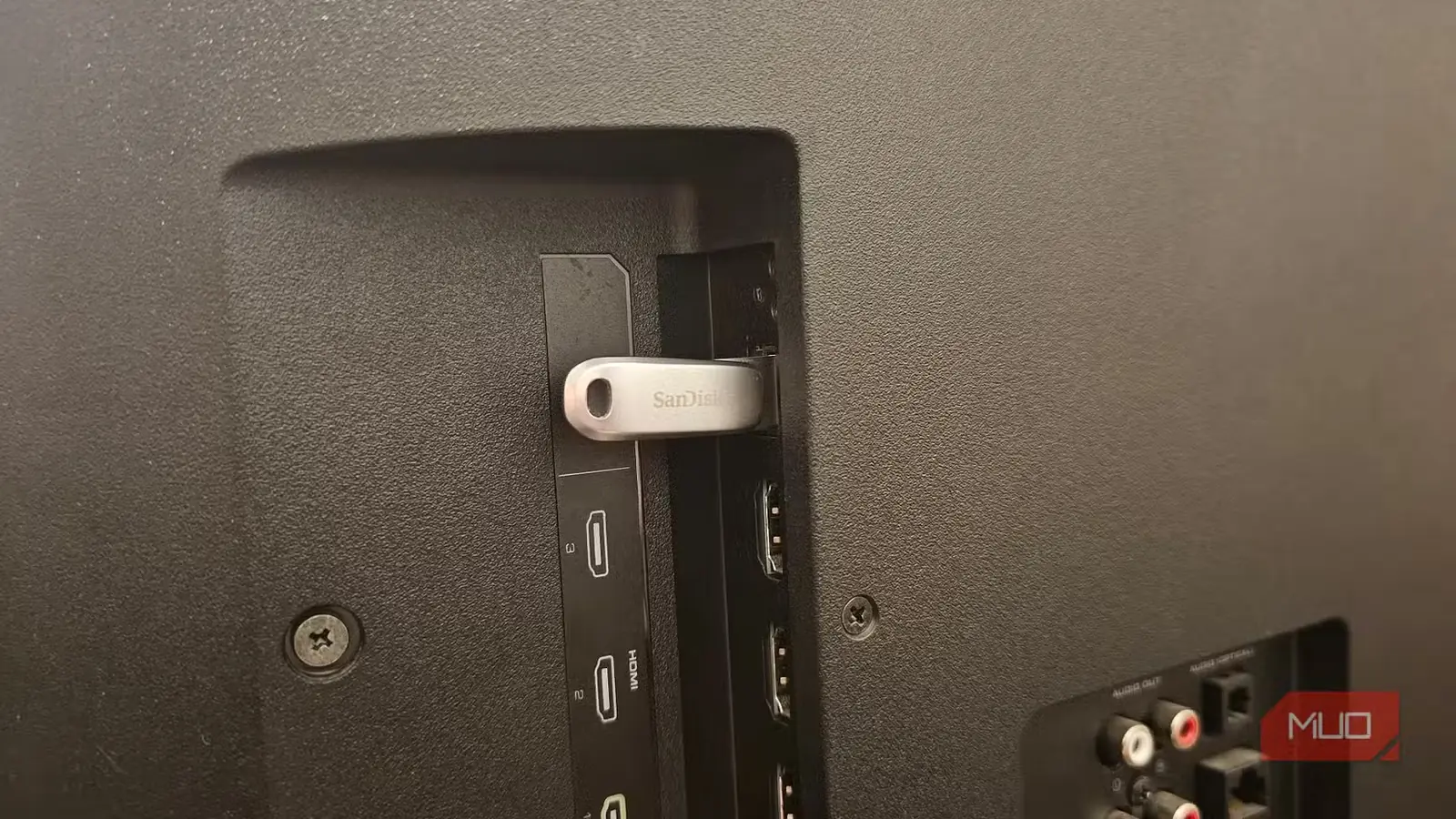 حافظه فلش USB ساخت SanDisk متصل به درگاه USB تلویزیون هوشمند Vizio