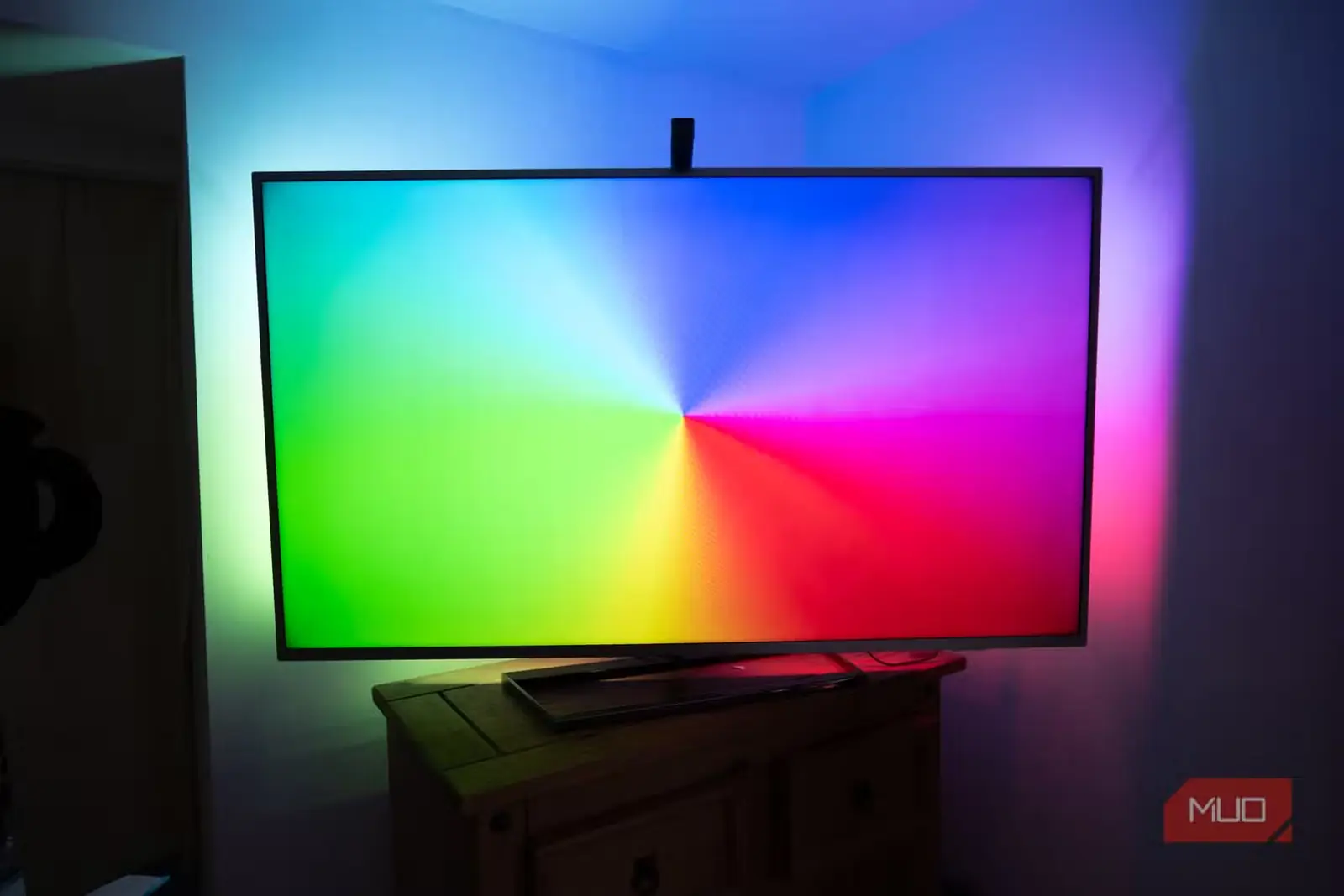 آزمایش رنگینکمانی نور پسزمینهٔ Govee TV Backlight 3 Lite
