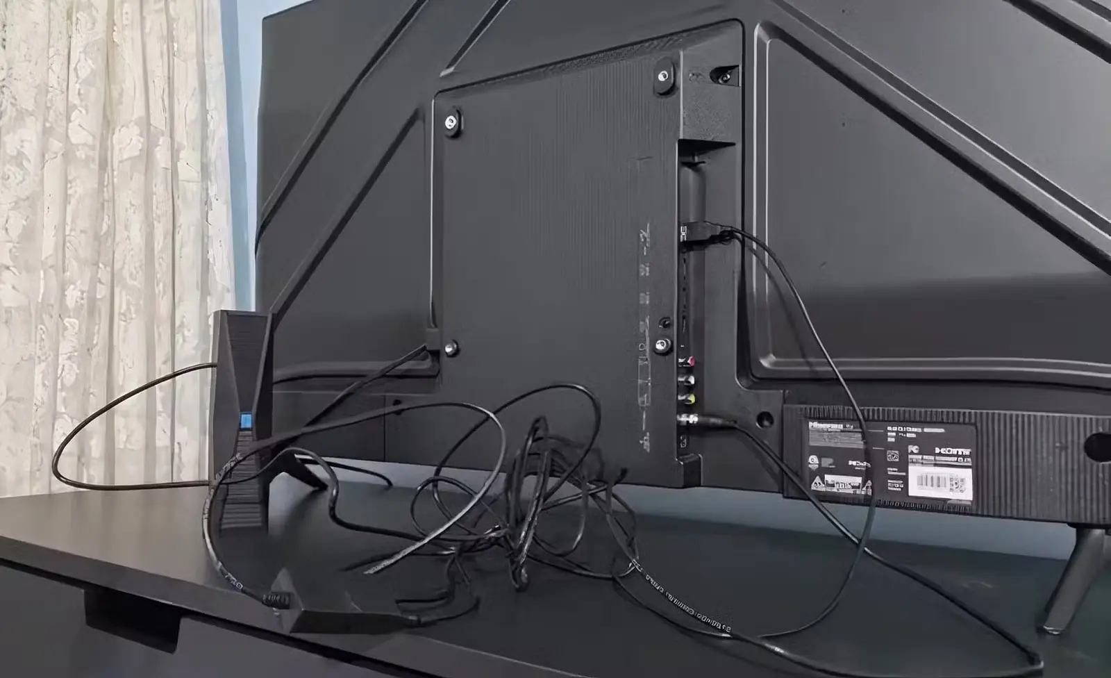 آنتن دیجیتال USB متصل به درگاه USB تلویزیون هوشمند