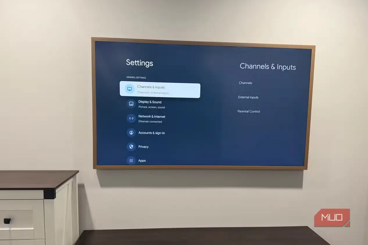 منوی تنظیمات کانالها و ورودیهای تلویزیون Hisense Canvas TV
