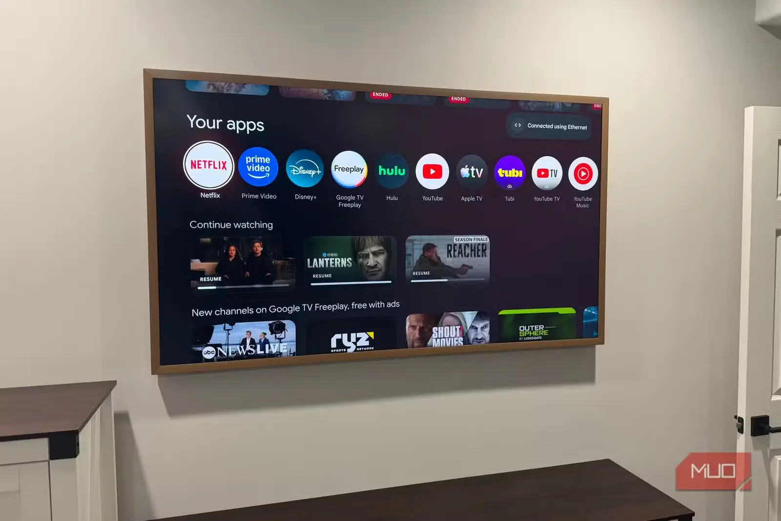 برنامههای صفحهٔ اصلی Google TV در تلویزیون Hisense Canvas TV
