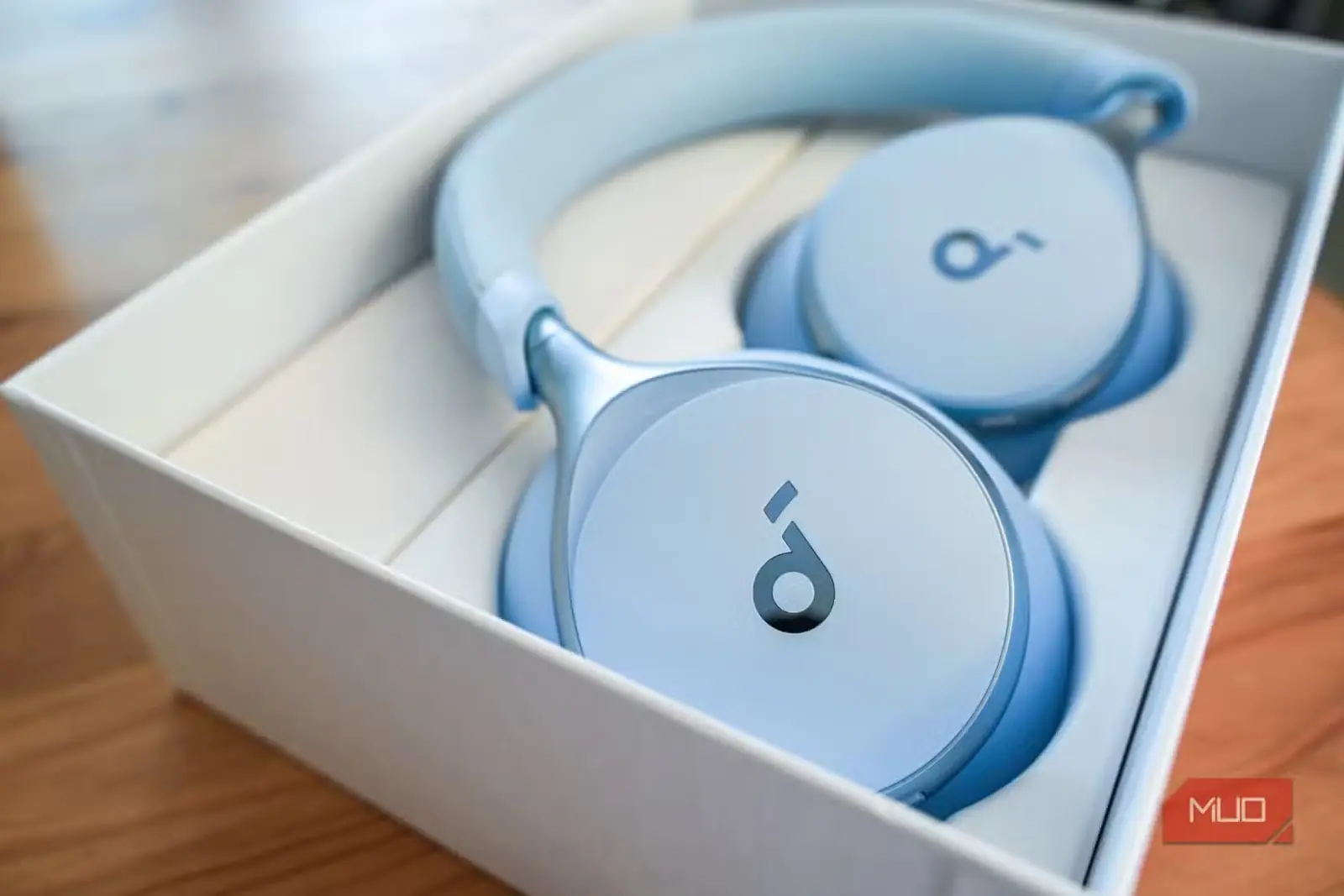 هدفون Soundcore Space One درون جعبهٔ محصول