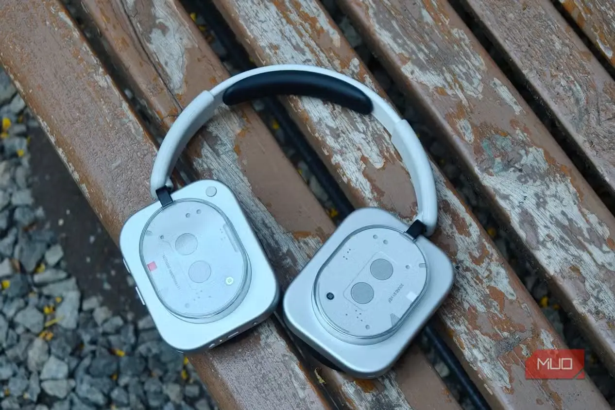 هدفون Nothing Headphone روی یک نیمکت