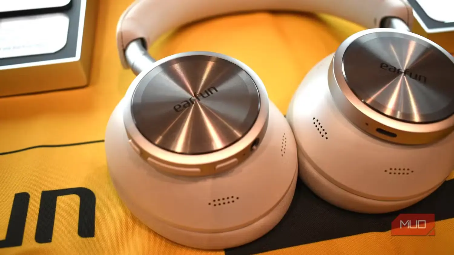 نمای نزدیک هدفون EarFun Wave X Pro در نمایشگاه CES 2026