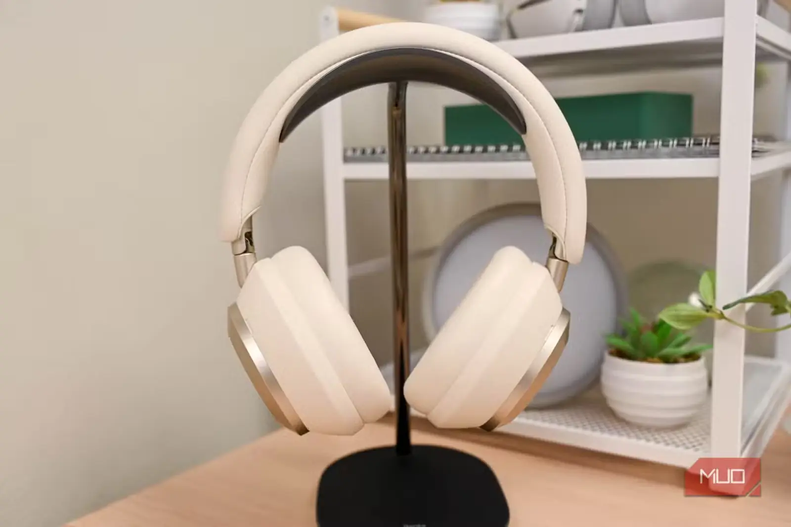 هدفون Soundcore Space One Pro روی پایهٔ نگهدارنده