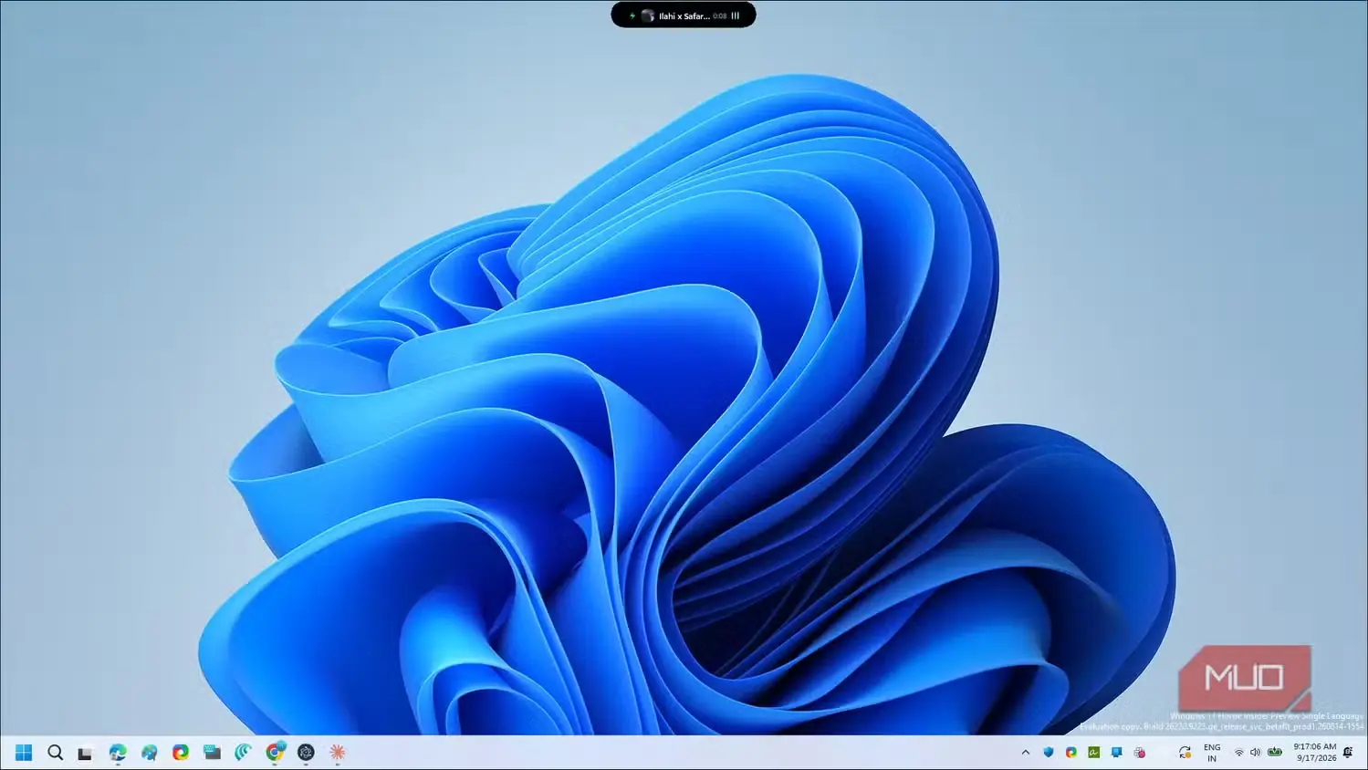 طرح کاغذدیواری انتزاعی Windows 11 با روبانهای آبی لایهلایه