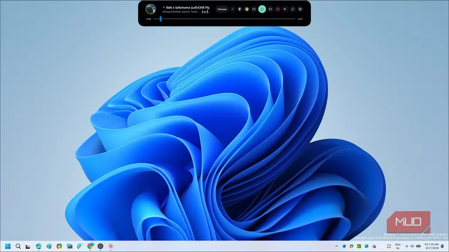 کاغذدیواری گل انتزاعی آبی Windows 11 با پنل پخش موسیقی