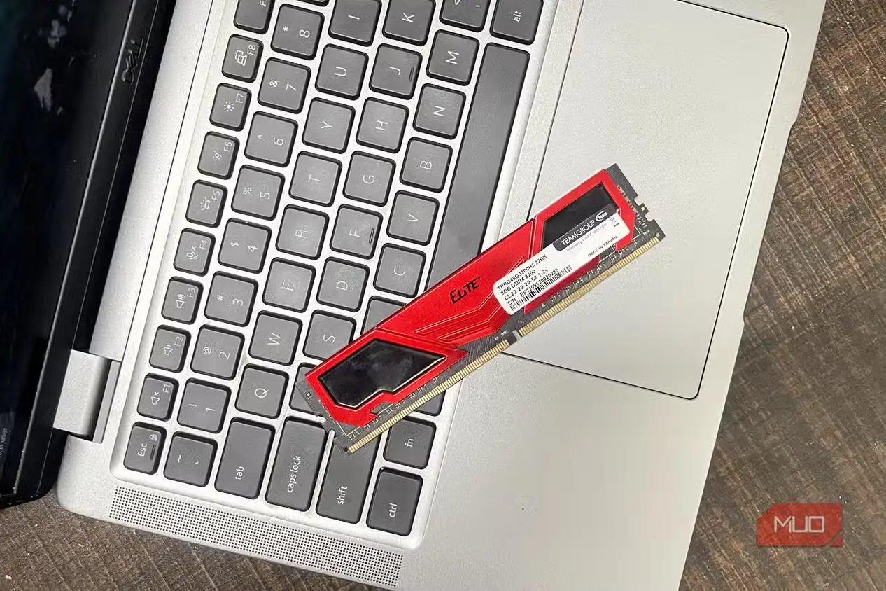 حافظهٔ 8GB DDR4 RAM روی یک لپتاپ