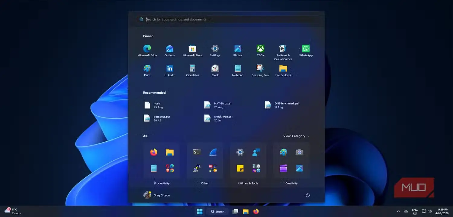 میزکار Windows 11 با منوی شروع باز و نوار وظیفه پیشفرض شامل ابزارکها، جستوجو، نمای وظایف و برنامههای سنجاقشده