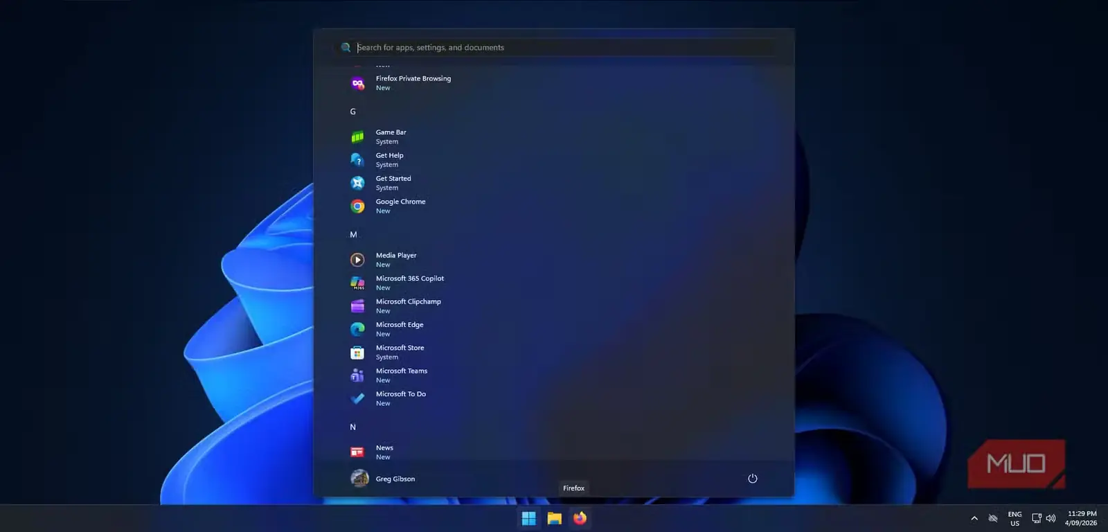 دسکتاپ Windows 11 با نوار وظیفهای ساده که فقط منوی استارت، برنامههای سنجاقشده و نمادهای سینی سیستم را نشان میدهد