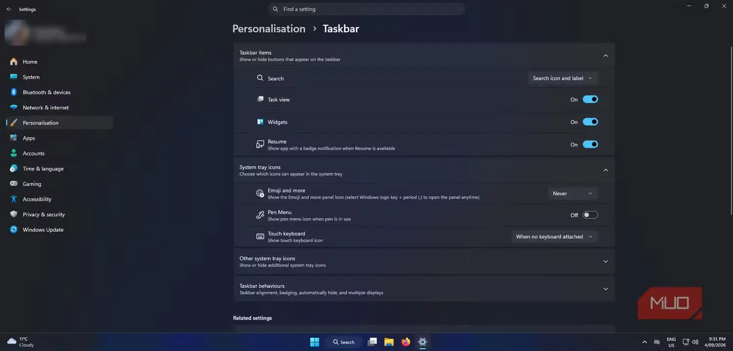 تنظیمات نوار وظیفه Windows 11 با گزینههای فعال جستوجو، نمای وظایف، ابزارکها و ازسرگیری