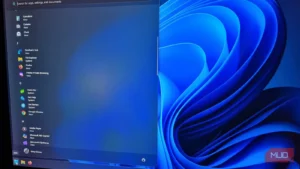 نوار وظیفهٔ Windows 11 پس از غیرفعال‌کردن همهٔ قابلیت‌های افزوده‌شده به‌دست Microsoft، بسیار بهتر شده است