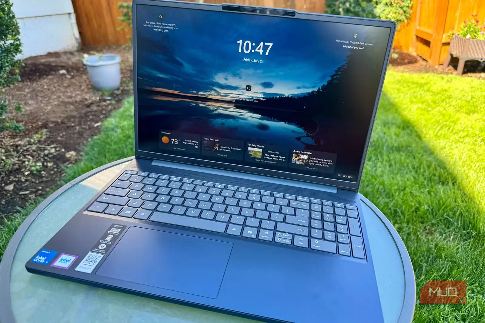 نمای بیرونی لپتاپ Lenovo IdeaPad Slim 3i