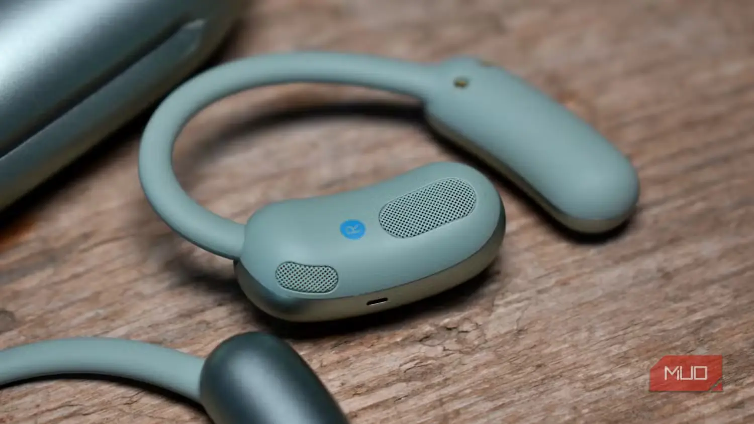 نمای نزدیک توری بلندگوی ایرباد Soundcore AeroFit 2