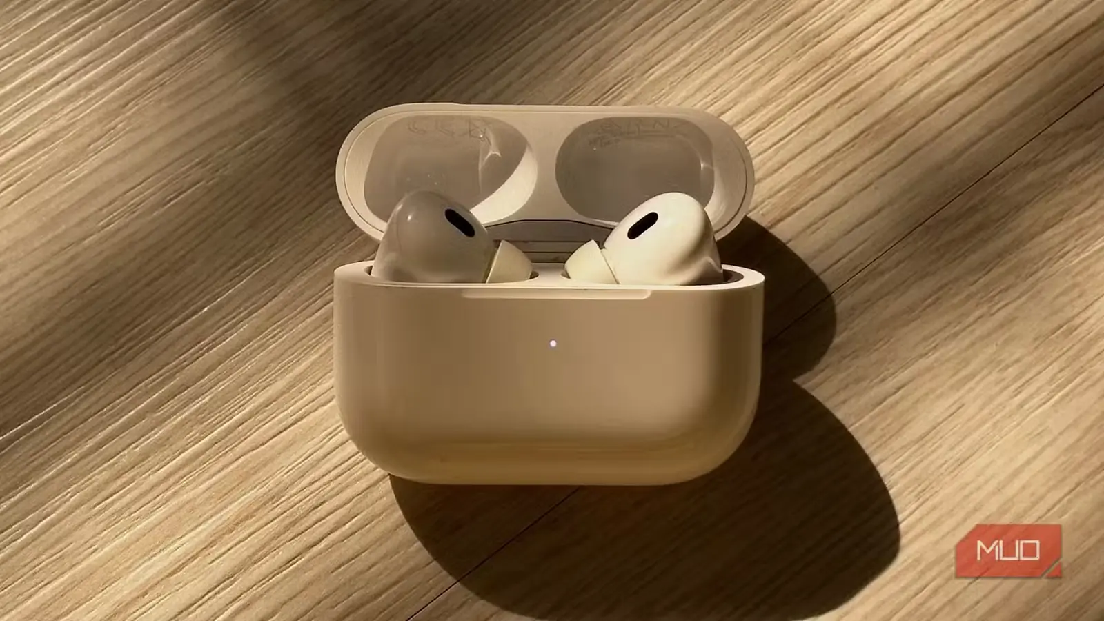 چراغ وضعیت سفید روی محفظه AirPods