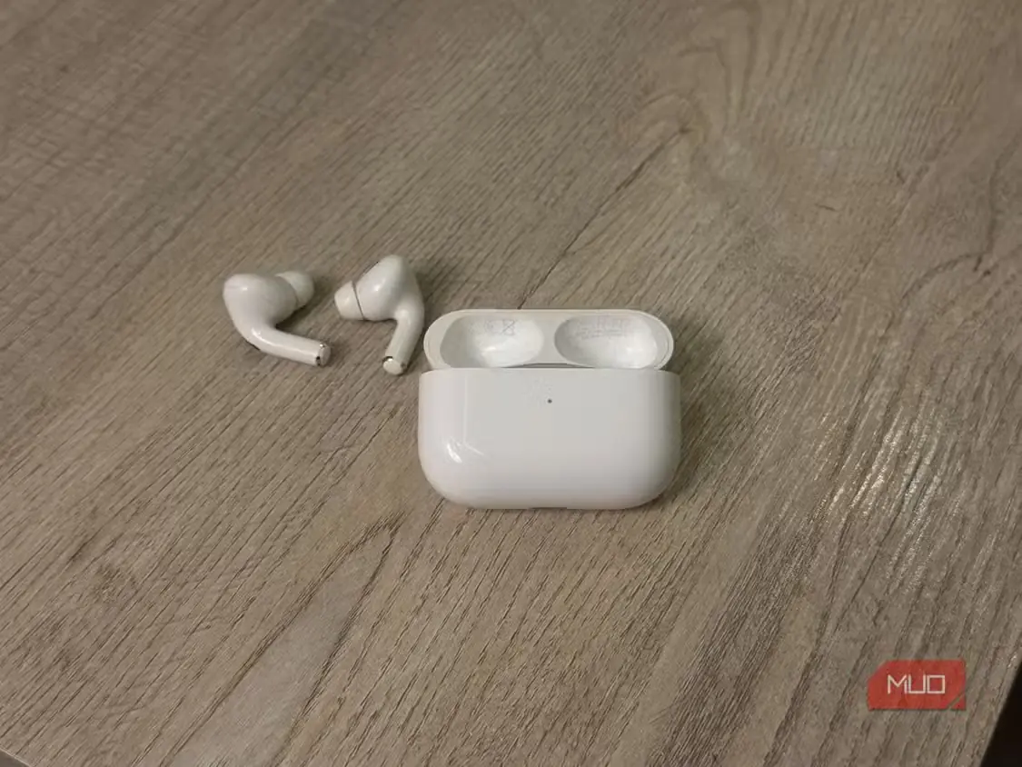 محفظه شارژ AirPods و گوشیهای آن روی میز