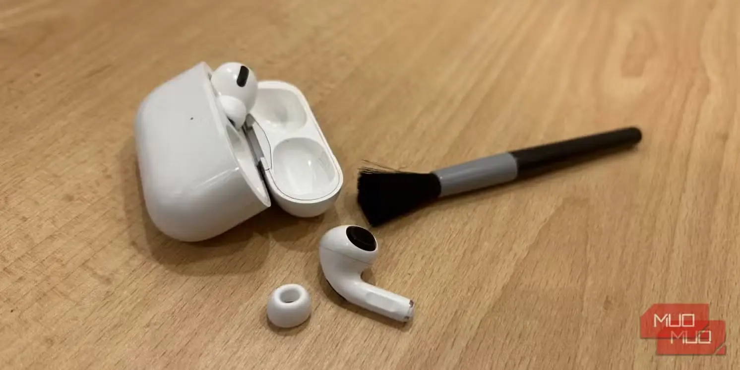 هدفون AirPods Pro روی میز در کنار برس تمیزکننده