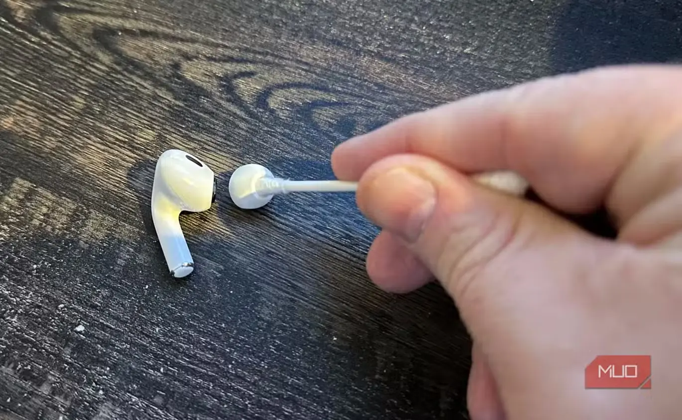 تمیز کردن سریهای سیلیکونی هدفون AirPods Pro