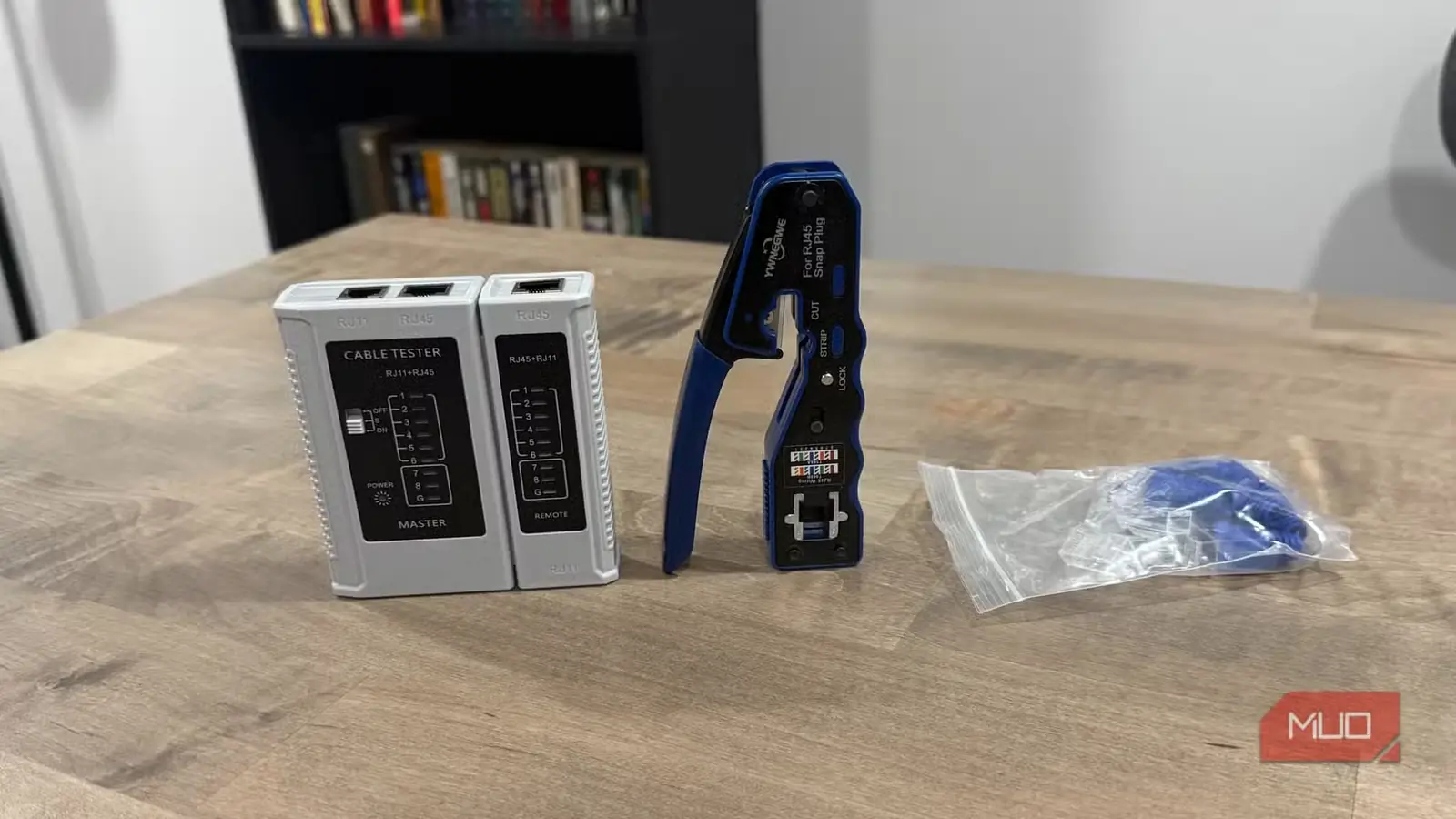 ابزار پرس سوکت RJ45 و آزمایشگر کابل روی میز