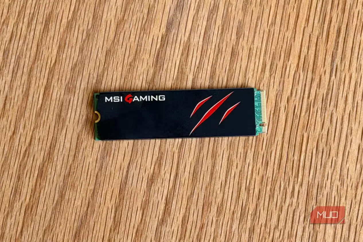 درایو MSI Gaming M.2 NVMe SSD با نشان پنجه روی میز چوبی