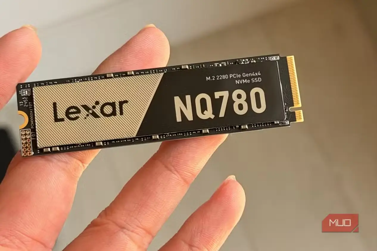 درایو Lexar NQ780 NVMe SSD میان انگشتان دست