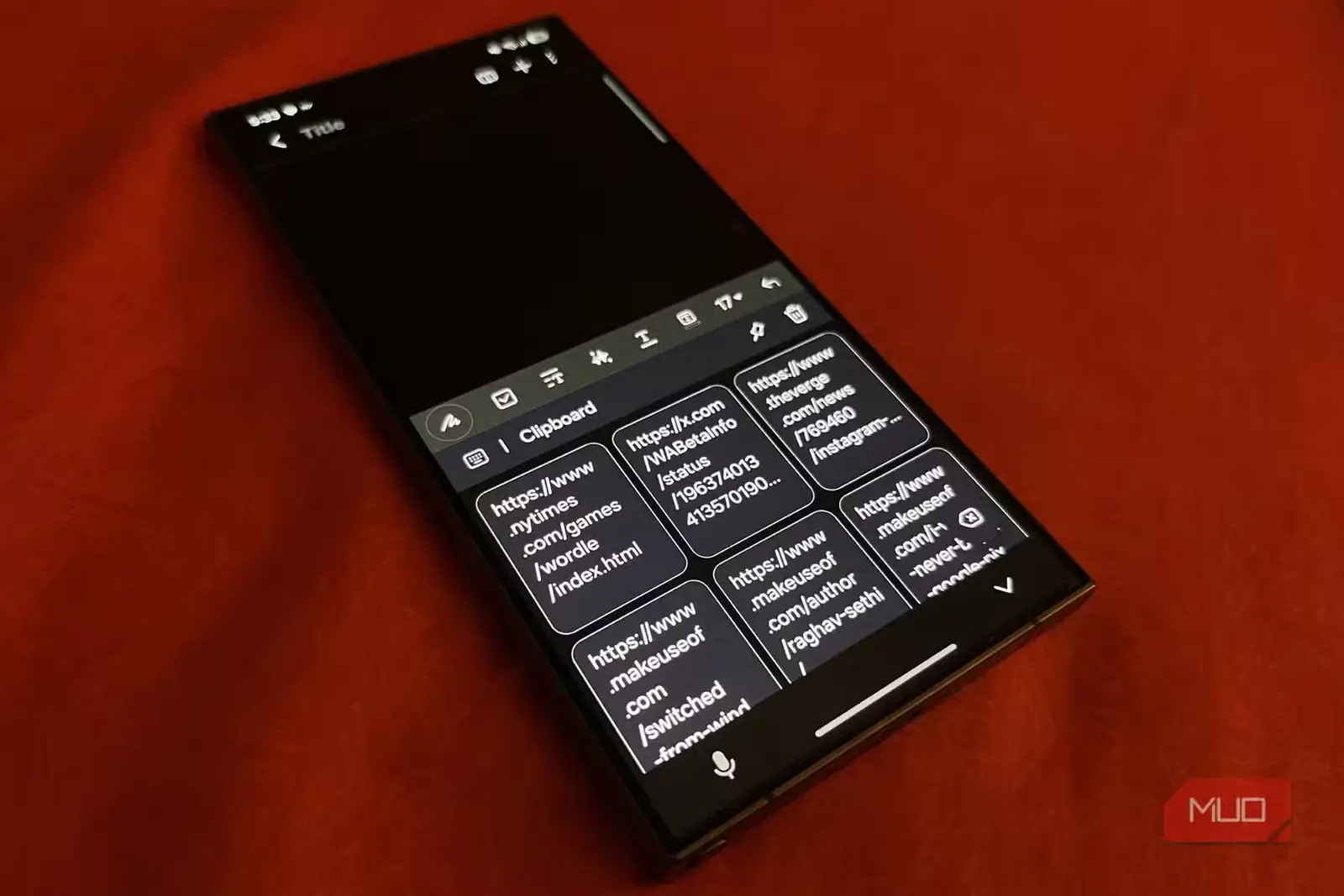 گوشی Samsung روی سطح صاف با کلیپبورد باز
