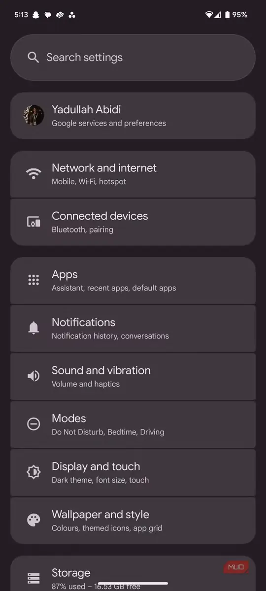 منوی تنظیمات گوشی Android در حالت تیره