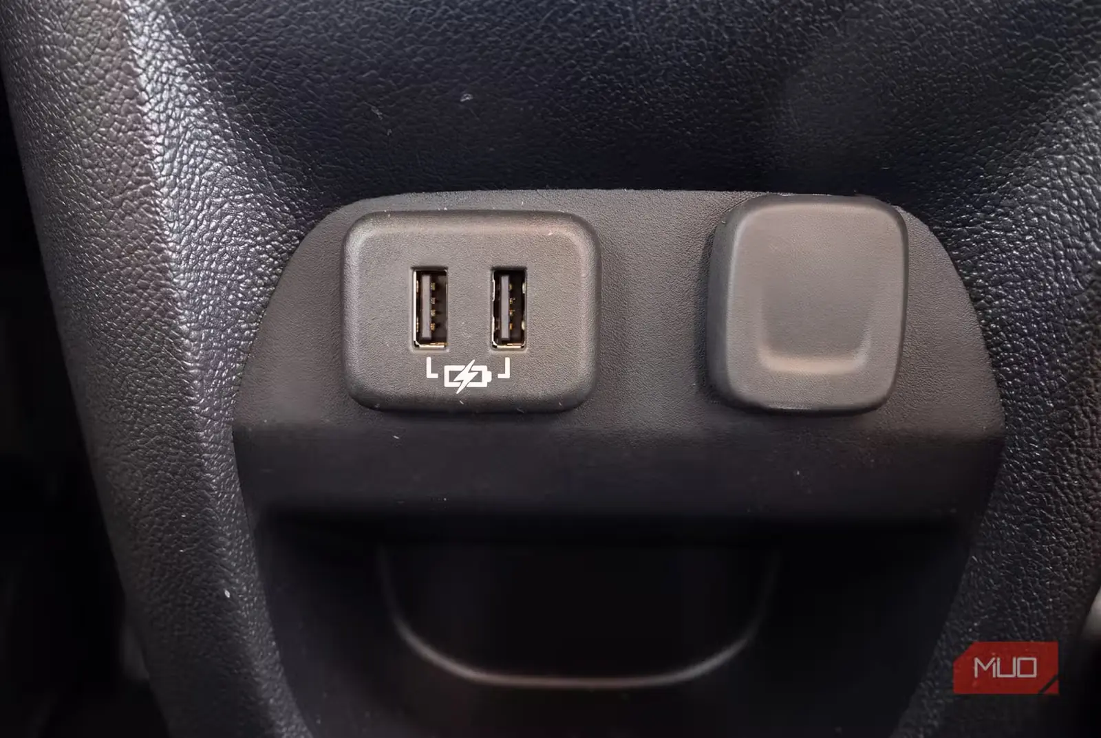 چند سوکت USB داخل خودرو