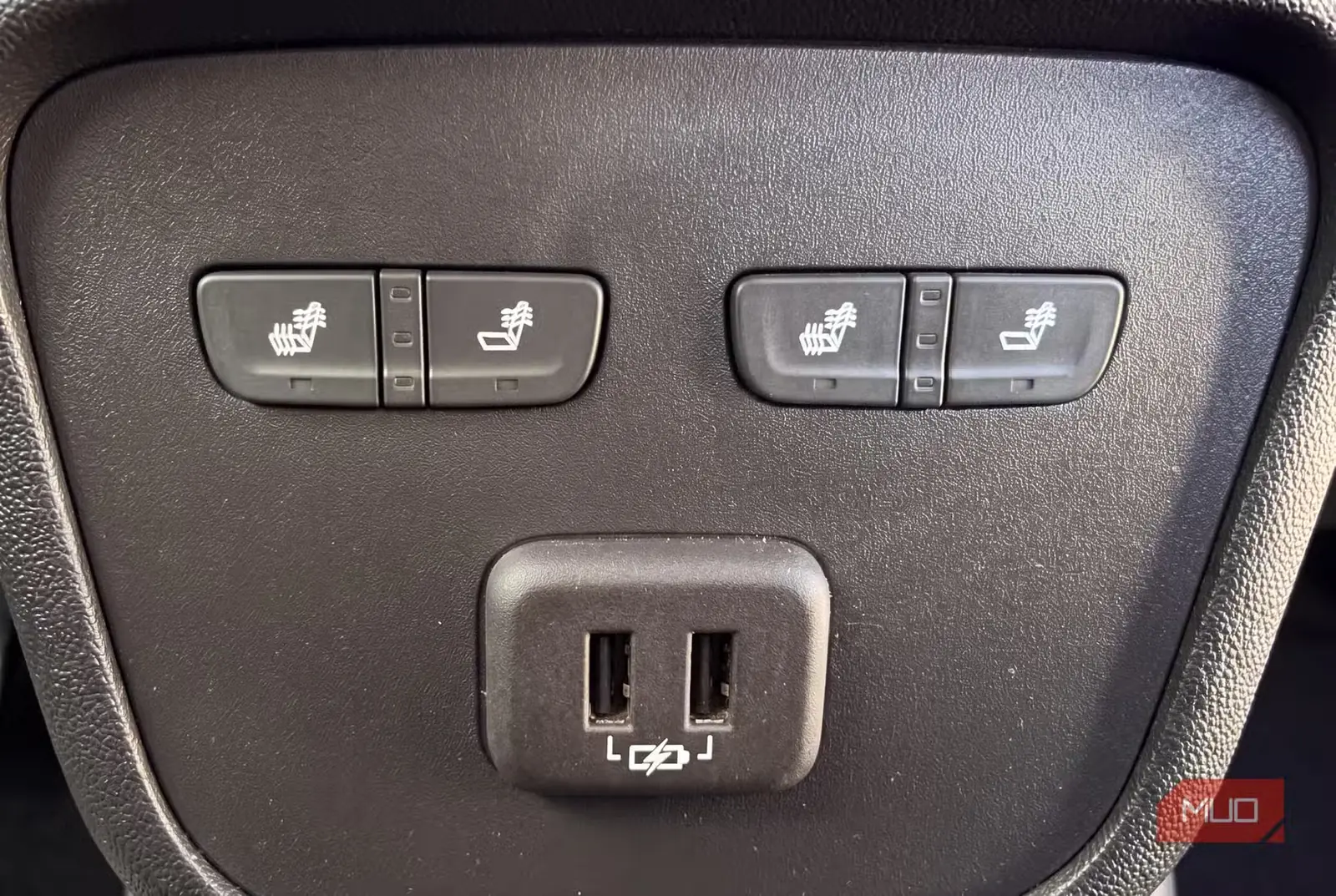 درگاهها و سوکتهای USB خودرو