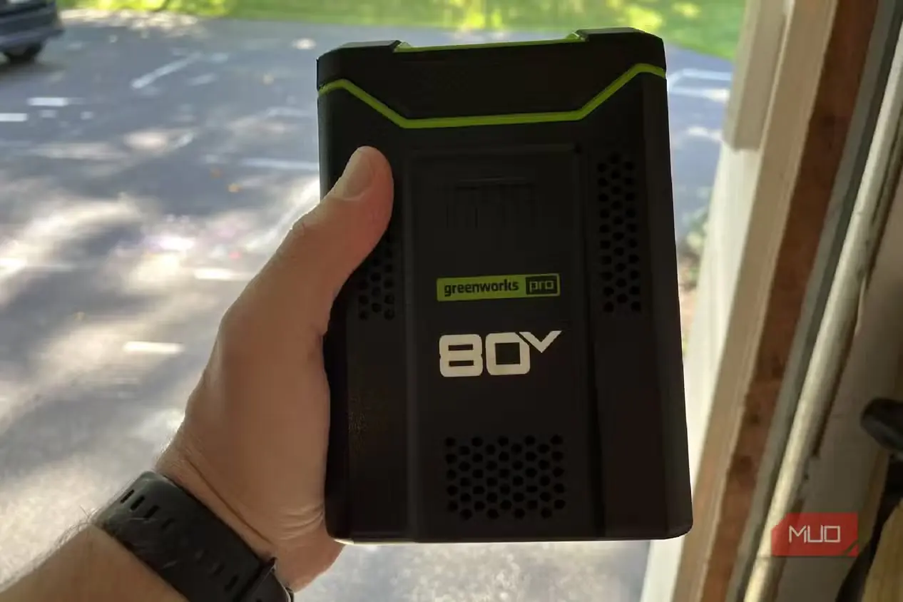 باتری Greenworks 80v در دست کاربر