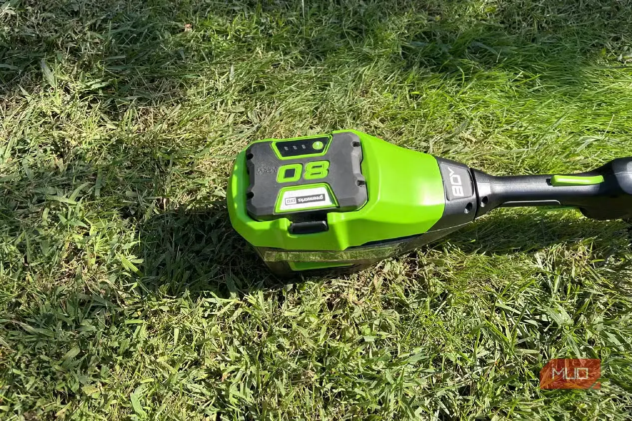 بسته باتری Greenworks 80v روی علفزن نخی